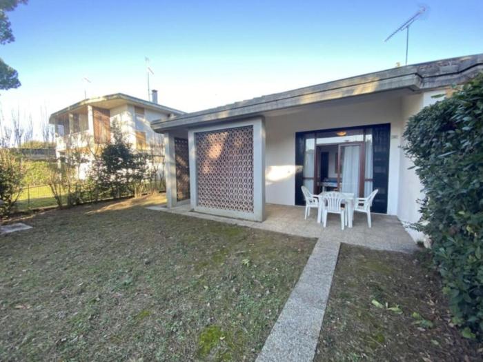 Familiar house with fenced garden in Bibione