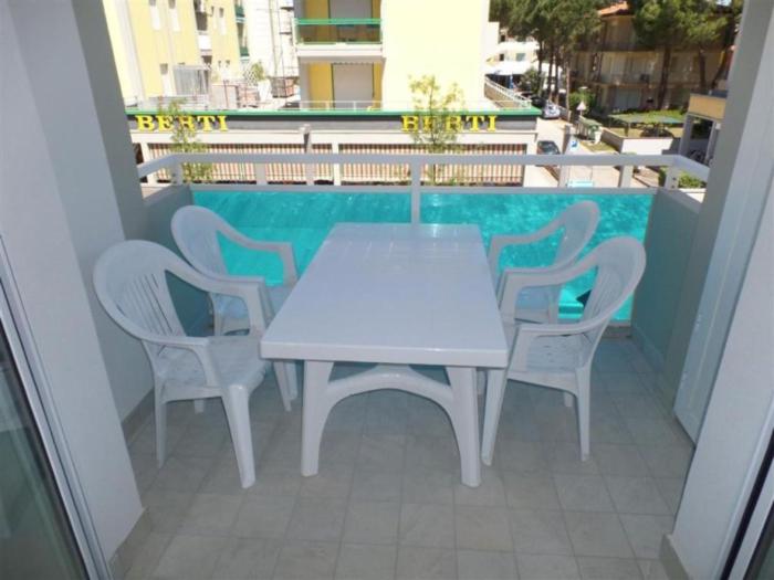 Central flat with two terraces and parking