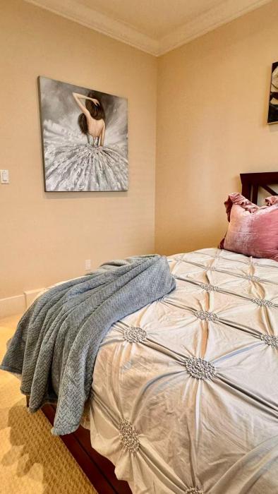 Quiet Private Room with Ensuite Bathroom in Richmond