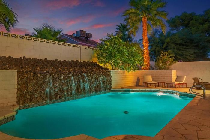Villa near STRIP - Heated Pool, Hot Tub, Billiards
