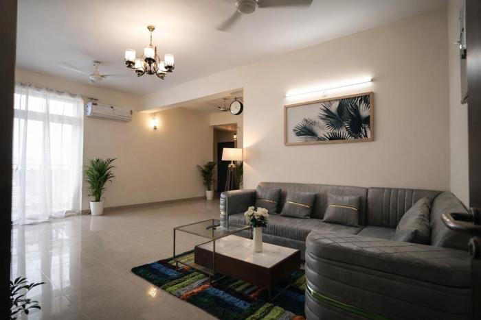 Skydeck Apartment 4BHK Near Taj by Homeyhuts