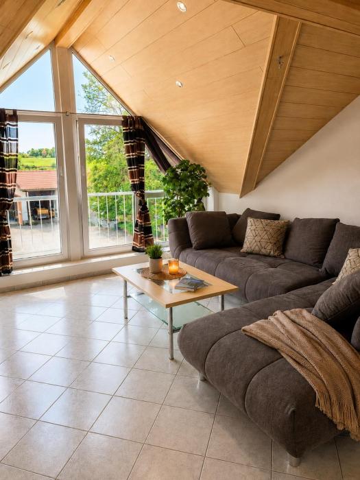 Schöne helle Dachwohnung in Hohenfurch für 2-4
