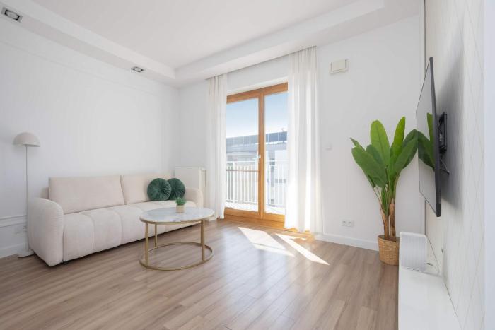 Stylish Apartment with Parking in Warsaw Wilanow District by Noclegi Renters