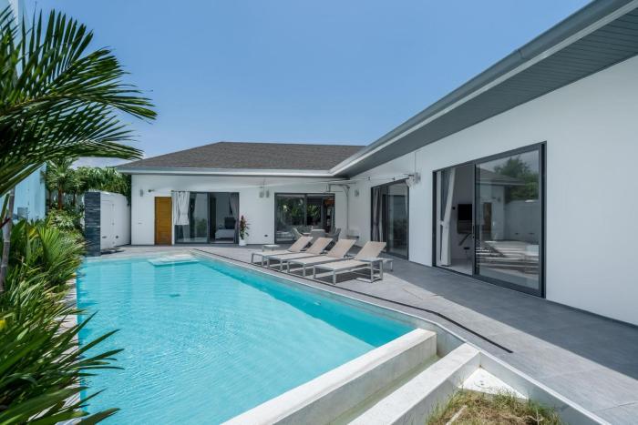 Spectacular 4BR Pool Villa @Nai Harn Beach