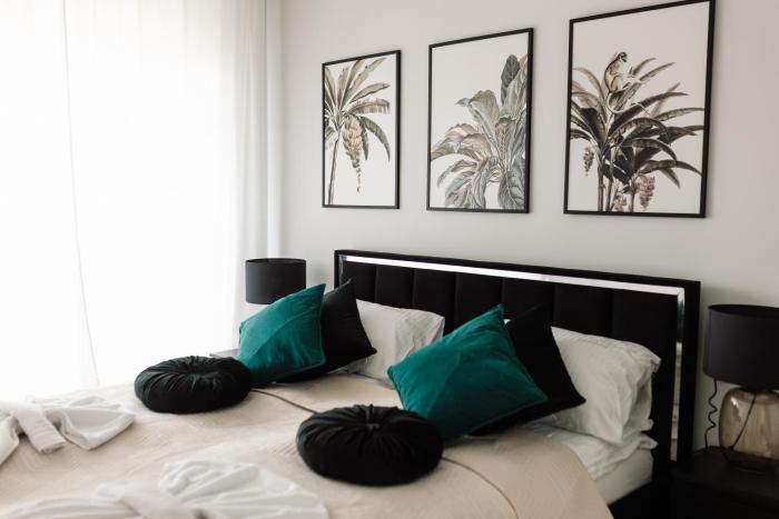 GOLDEN HAUS Opole - Black Velvet & Dark Elegance
