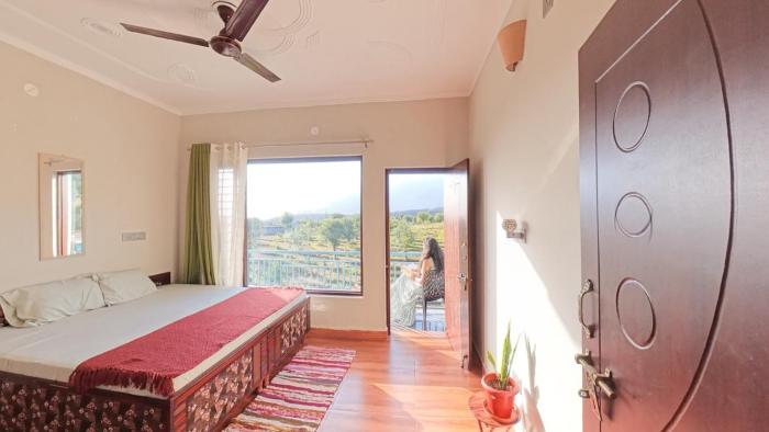 Aahista Stays- Mountain view homestay