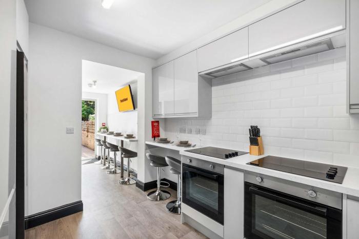 Large 6-Bed House - 5 Bathrooms w Free Parking by StaySejour