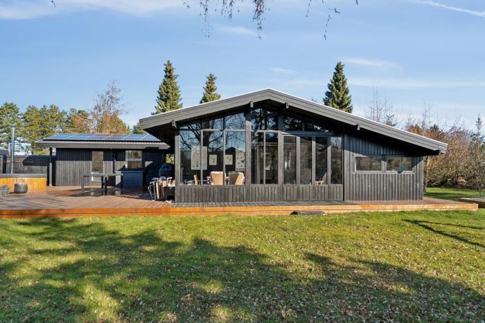 Holiday Home For 2 Families By The Water