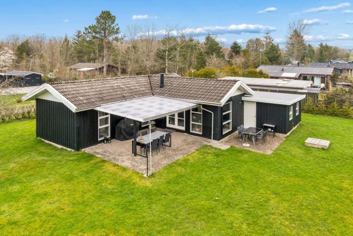 Newly Renovated Holiday Home 150 M From Fjord