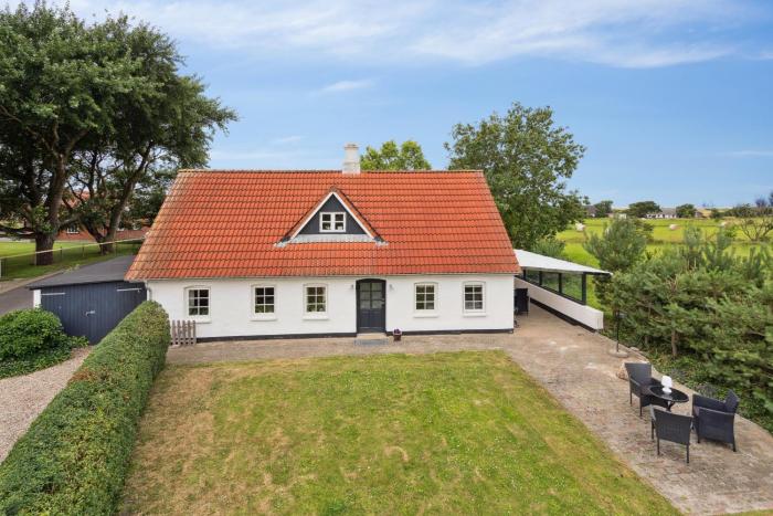 Cozy Holiday Home With A View Of The North Sea