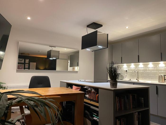 Canal View Retreat Modern Apartment