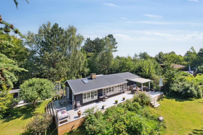 Family-Friendly Cottage Near Beach Nature
