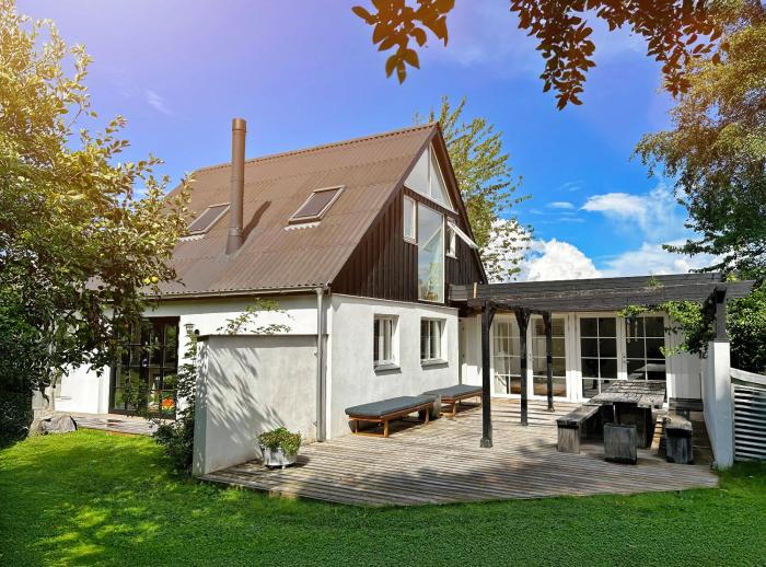 Lovely Year-Round Home With Sea View