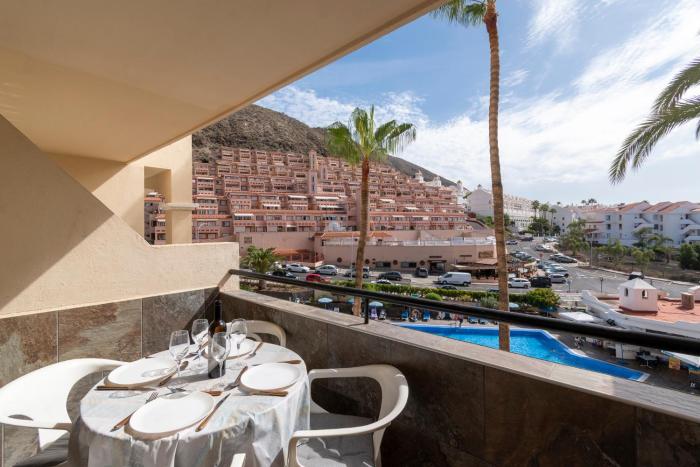 Central 1 Bedroom Apartment Communal Heated Pool