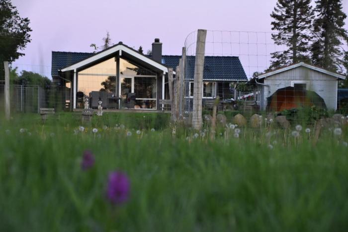 Front-Row Summerhouse With View And Big Garden