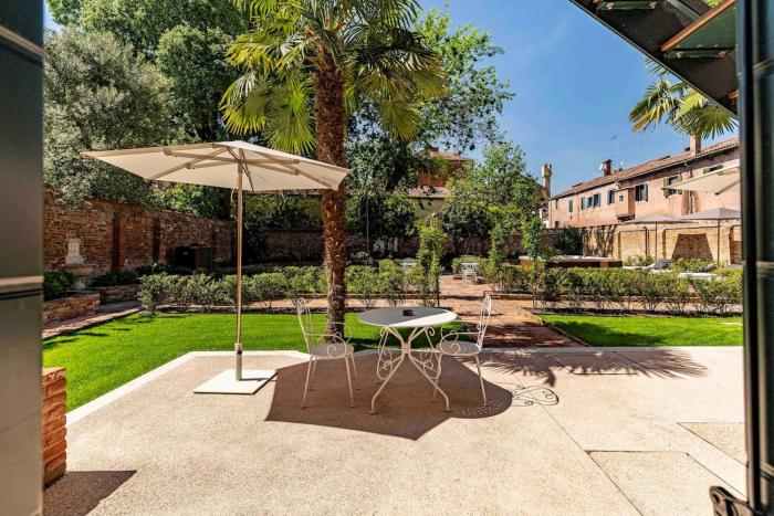 Ca Leonardo Venetian Apartment with Garden