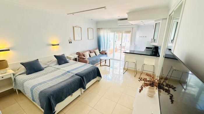 Hotel PYR, Spacious Studio with a Big Terrace