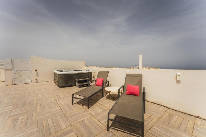 Luxury Penthouse Jacuzzi, BBQ Terrace & Pool Table