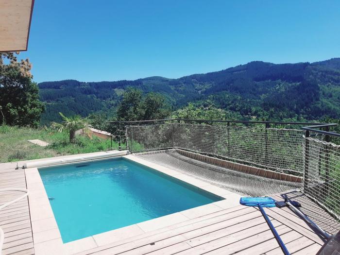 Maison très récente en bois, piscine, au calme et avec vue panoramique