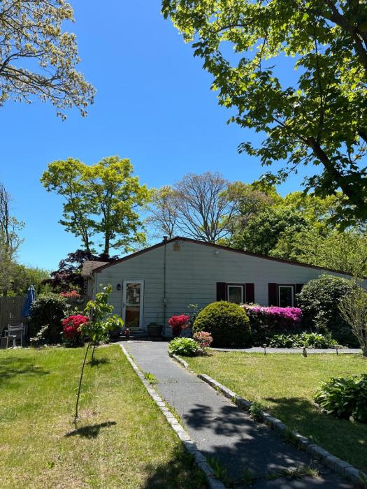 Hauppauge 2BR Near LIRR, Airport & Stony Brook