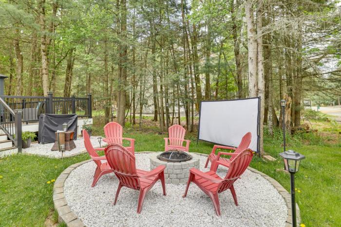Hot Tub & Deck: Gorgeous Retreat in Pocono Summit!