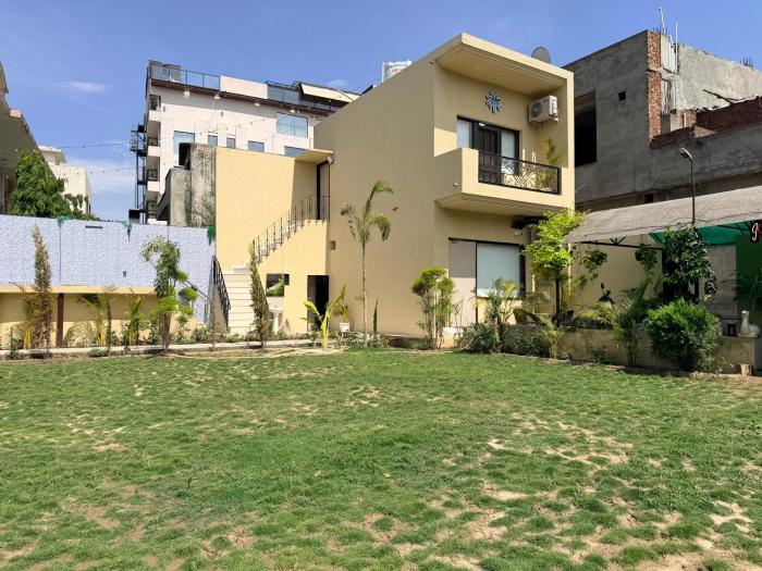 The Palm House - Studio Rooms, Pool, Garden and Parking