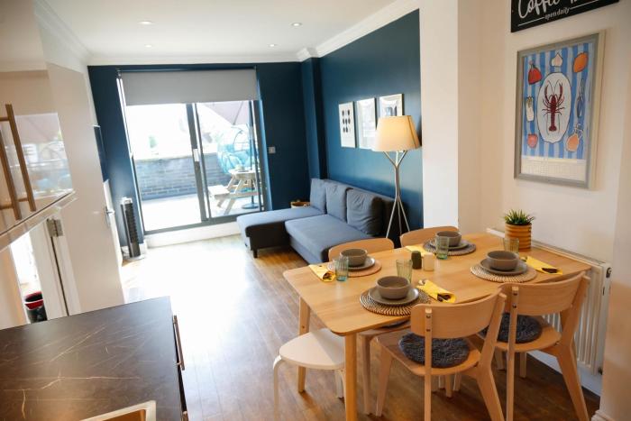New Luxury 2 Bedroom Apartment with Great Links to Central London