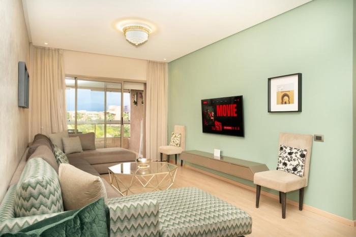Pool View Apartment 5 Min from Airport