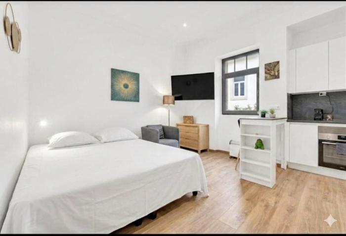 Studio 2 - Central Studio With Terrace near Place de Paris