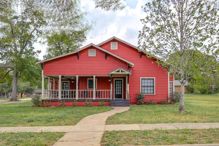 Pets Welcome! Comfortable and Spacious! Sleeps 6