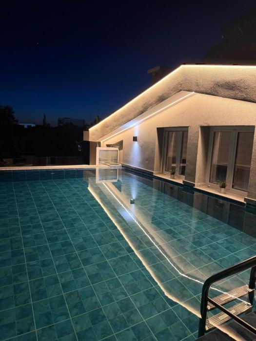The Penthouse Pool Suite