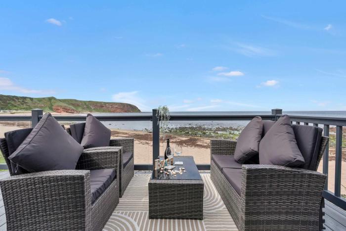 Beachfront 2BR Lodge - Wi-Fi - Parking - Sleeps 6