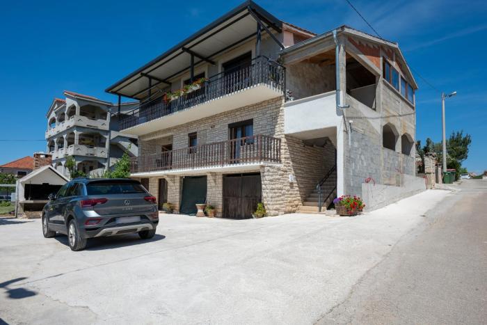 Apartments with parking space Zadar - 25505