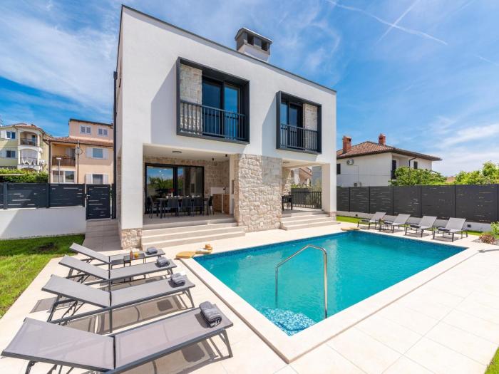 6-Person Home with 3 En-Suites