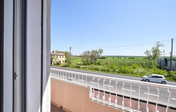 1 Bedroom Lovely Apartment In Rosolina