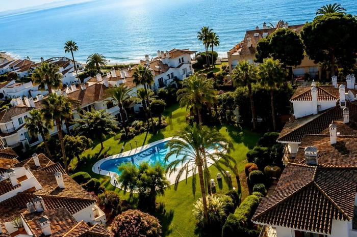 LGDA- E2 Adosado en Primera Línea de Playa con Piscina y Pádel