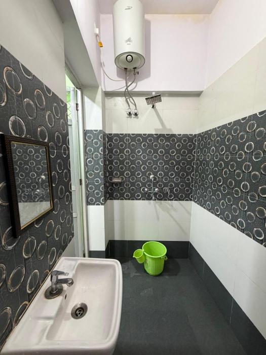 H R Guest House