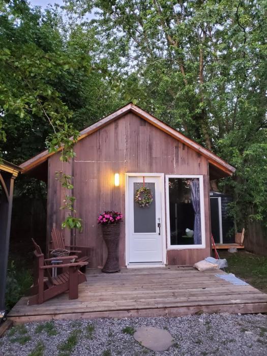 Cozy Guest House with Attic in the Heart of Niagara Falls