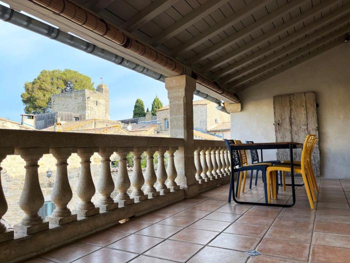 Face au château de Montaren, à 5 min dUzès