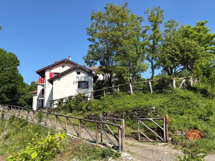 Casetta dalle finestre rosse