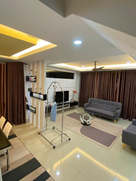 Semi-D homestay Helena with swimming pool