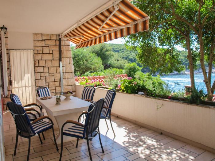 Beachfront apartment Elena with big terrace & garden
