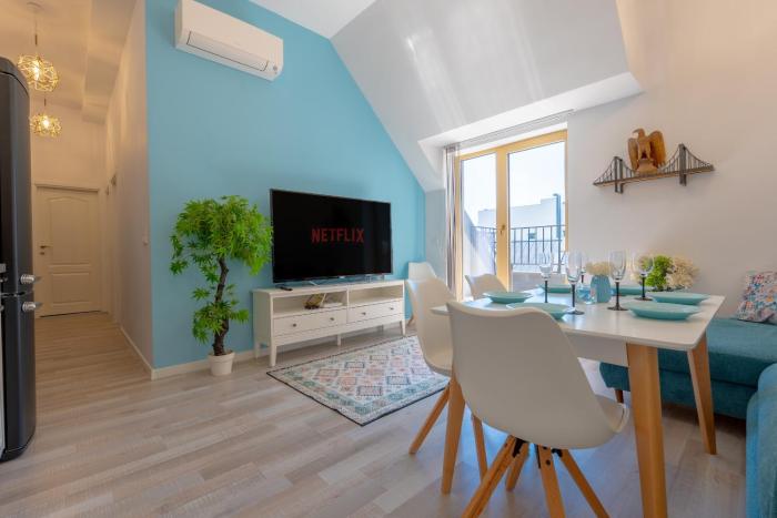 Elegant and sunny apartment with free parking