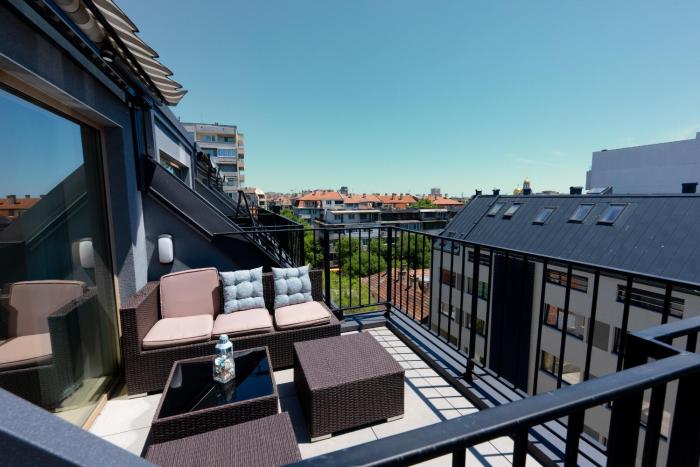 Elegant and sunny apartment with free parking
