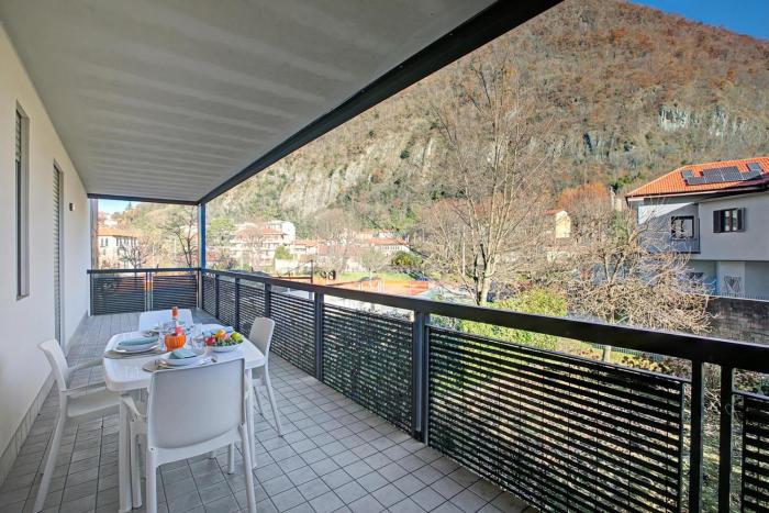 Magnolia: Laveno Centre 2BR with Terrace - Happy Rentals