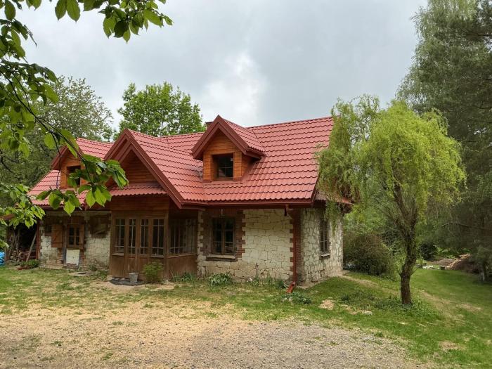 Agroturystyka Siedlisko Wydry - dom w środku lasu