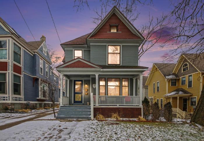 2 Bedroom Apartment 1st floor fully remodeled in historic district near downtown Grand Rapids!