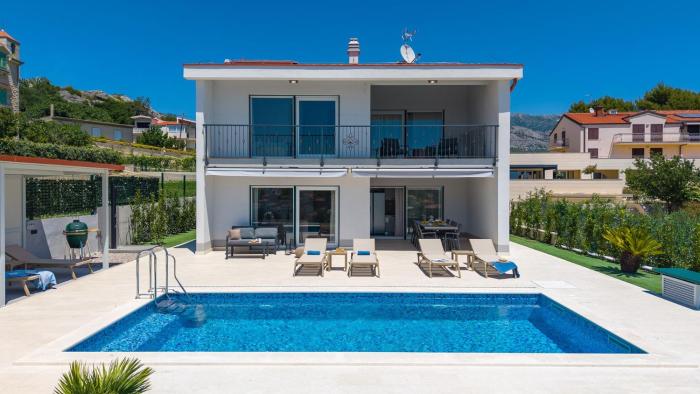 New! Seaview Villa Mare: Your Perfect Coastal Getaway