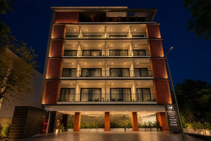 Hotel Limon - Near Huda City Centre I Balcony Rooms