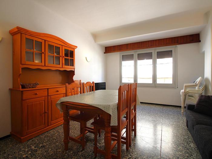Appartement lumineux à 100m de la plage du Port, 3 chambres, balcon, rénové, Wi-Fi inclus en été